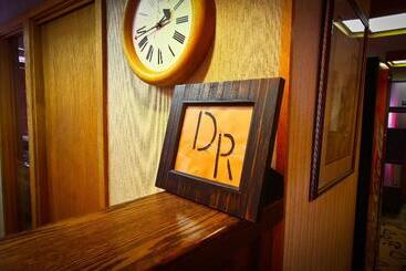 هتل Dude Rancher Lodge