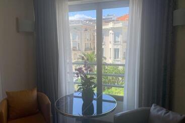هتل Goldstar Apartments & Suites