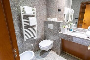 هتل Goldstar Apartments & Suites