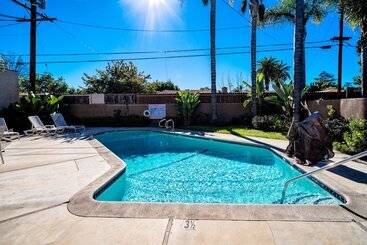 هتل Regency Inn & Suites Downey