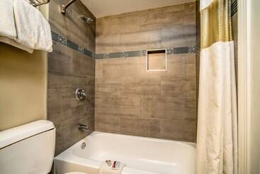 هتل Regency Inn & Suites Downey