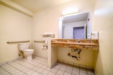 هتل Regency Inn & Suites Downey