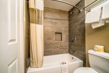 هتل Regency Inn & Suites Downey