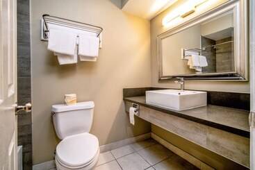 هتل Regency Inn & Suites Downey