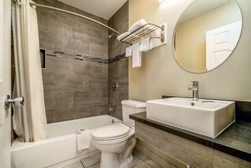 هتل Regency Inn & Suites Downey
