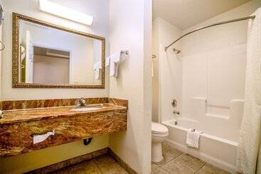هتل Regency Inn & Suites Downey
