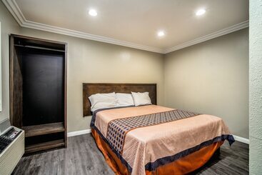هتل Regency Inn & Suites Downey