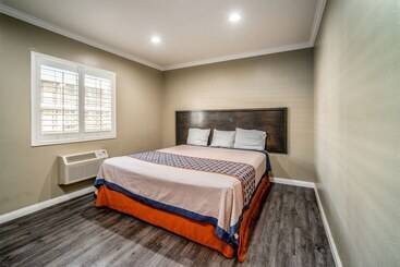 هتل Regency Inn & Suites Downey