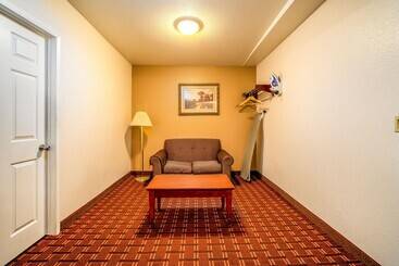 هتل Regency Inn & Suites Downey