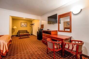 هتل Regency Inn & Suites Downey