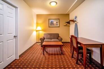 هتل Regency Inn & Suites Downey