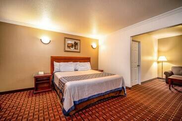 هتل Regency Inn & Suites Downey