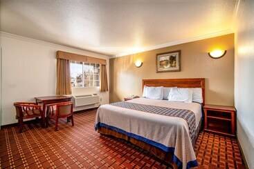 هتل Regency Inn & Suites Downey