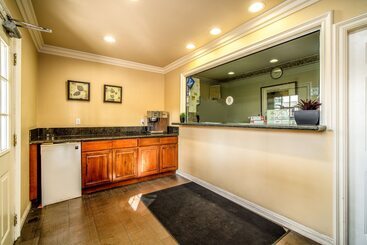 هتل Regency Inn & Suites Downey