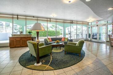 هتل Solara Surfside Resort