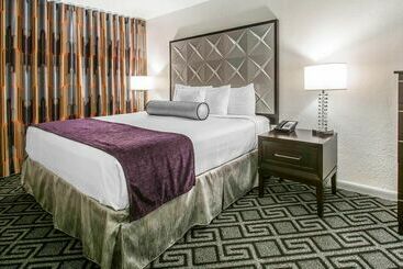 هتل Solara Surfside Resort