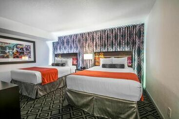 هتل Solara Surfside Resort