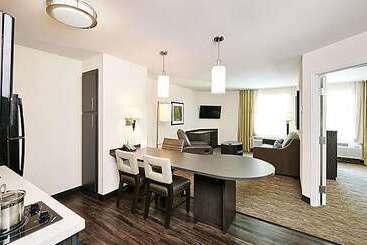 هتل Sonesta Simply Suites Detroit Ann Arbor