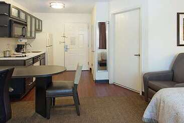 هتل Sonesta Simply Suites Detroit Ann Arbor