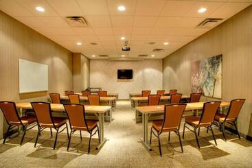 هتل Springhill Suites By Marriott Lawrence Downtown