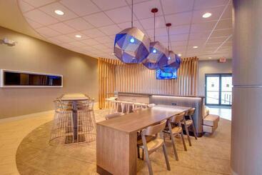 هتل Springhill Suites By Marriott Lawrence Downtown