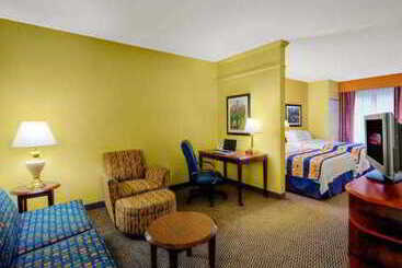 هتل Springhill Suites Milford