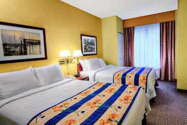 هتل Springhill Suites Milford