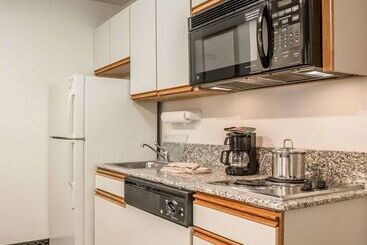 هتل Birch Hill Suites Columbia