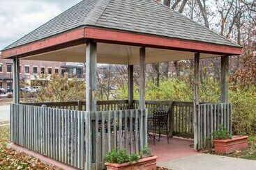 هتل Birch Hill Suites Columbia