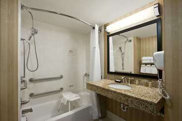 هتل Spark By Hilton Greensboro