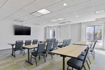 هتل Spark By Hilton Greensboro