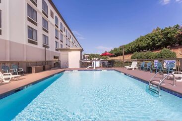 هتل Wingate By Wyndham Greenville Airport