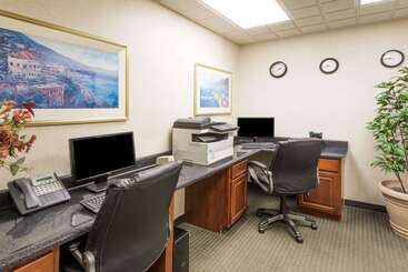 هتل Wingate By Wyndham Airport   Rockville Road