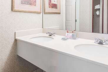 هتل Wingate By Wyndham Airport   Rockville Road