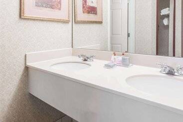 هتل Wingate By Wyndham Airport   Rockville Road