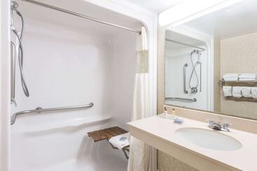 هتل Wingate By Wyndham Airport   Rockville Road
