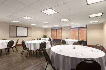 هتل Wingate By Wyndham Montgomery