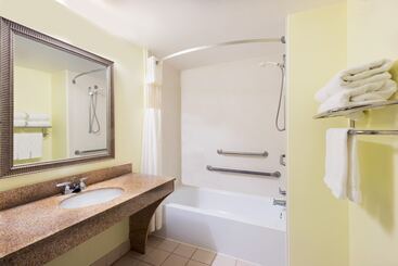 هتل Wingate By Wyndham Montgomery