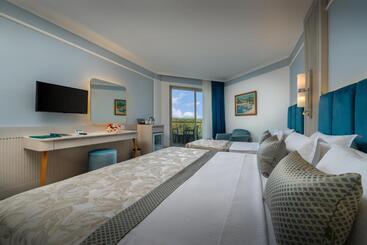 استراحتگاه Pine Beach Belek