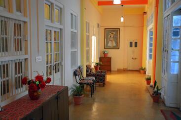 تختخواب و صبحانه Solan Retreat