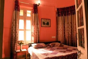 تختخواب و صبحانه Solan Retreat