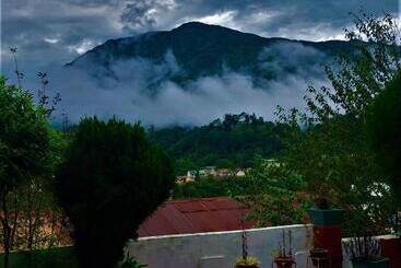 تختخواب و صبحانه Solan Retreat