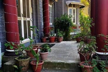 تختخواب و صبحانه Solan Retreat