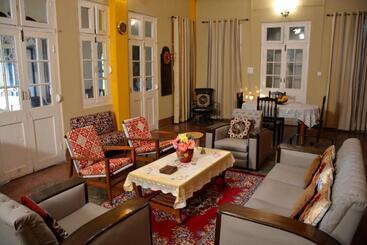 تختخواب و صبحانه Solan Retreat