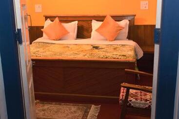 تختخواب و صبحانه Solan Retreat