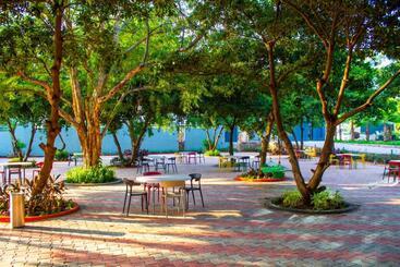 هتل The Bhagwati Resort