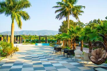هتل The Bhagwati Resort