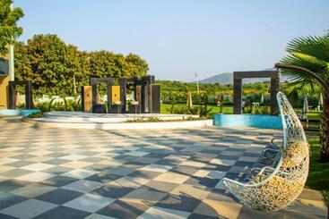 هتل The Bhagwati Resort