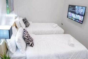 تختخواب و صبحانه Radlett Residences Hotel   Tuguegarao