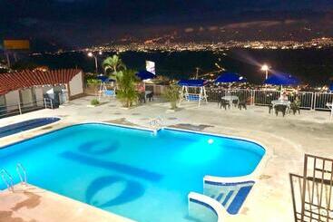 هتل Giron Campestre